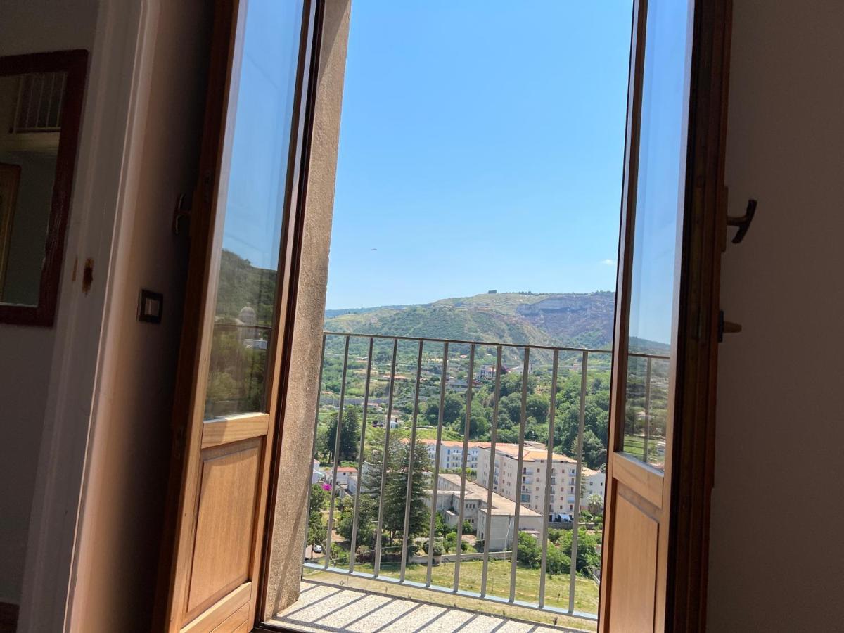 La Rupe Apartments Тропея Экстерьер фото